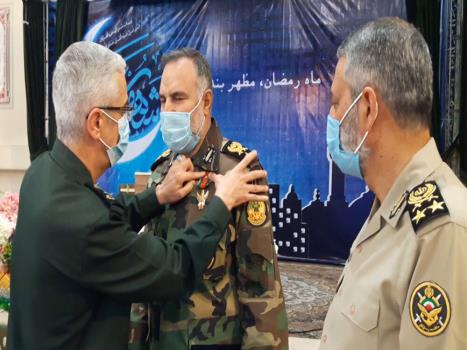 نشان درجه یك فتح به فرمانده نیروی زمینی ارتش اعطا شد